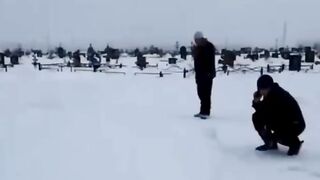 родственникам умершей пришлось час тащить гроб по снегу