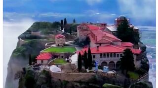 Метеоры -- монастырский комплекс в Греции.