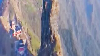Удивительные храмы близнецы, на высоте более 2000 м. Китай.