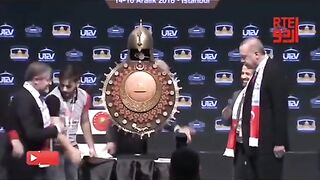 فاتح صلاح الدین ایوبی کی استعمال شده ذره اردگان کوتحفہ میں پیش کر دی گئی