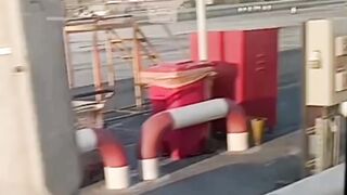 Karachi airport mein doston ke sath