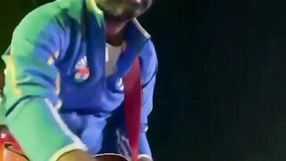 Lucky Fan Girl Giving Painting To Arijit Singh Ahmedabad Concert 2022 @yout_HD.