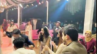 Ducky bhai and aroob aftee viral dance