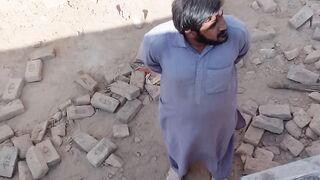 اے ساڈا مذدور اے انجے کھڑا ہے کہ 5 ویچ گدیاں ہس 6 وی دی تیاری ہس