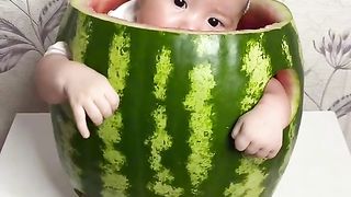 Малышка на арбузе