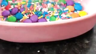 BISCOITO DE AMIDO DE MILHO RECHEADO E COM COBERTURA DE CHOCOLATE E CONFETE. FAÇA E VENDA