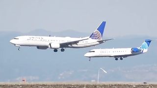 United Airlines landing/on USA airport