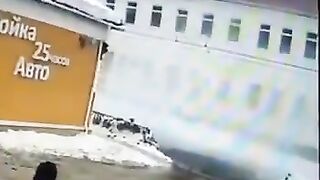В Рыбинске на семью с ребёнком с крыши дома сошла снежная лавина.
