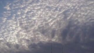 Летнее небо зимним утром с весенней погодой