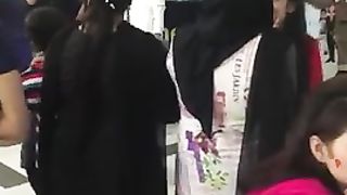 Emporium mall me Is larki ki bygarti deko