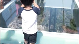 Wao nice glass bridge ...