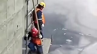 Very dangr work in progris buldder at the geting risk