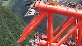 Trabajadores ensamblando un puente a gran altura_bangbang_️_bangbang_️_scream__scream__scream__bridge_at_night_