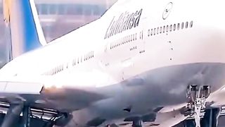 lufthansa airlins landing on frankfurt airport