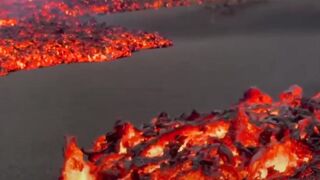 Поток лавы на острове Ла Пальма