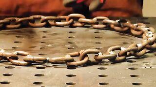 Парящий в воздухе стул из цепей.