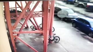 Курьер украл у курьера велосипед в Петербурге