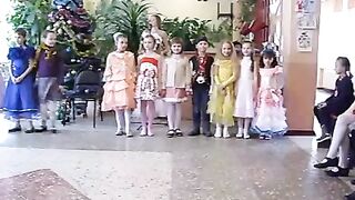 Школьный хор поет на новогоднем празднике
