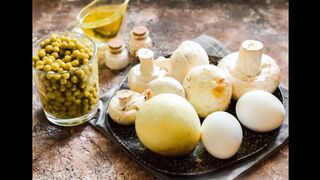 Салат из жареных шампиньонов с консервированным горошком и яйцами
