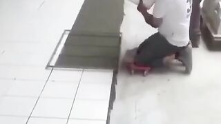 Таким способом можно положить плитку в большом помещении.