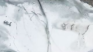 یہ کسی پہاڑ پہ نہیں جمے ہوئے دریائے سندھ پہ پاکستان زندہ باد لکھا ہوا ہے