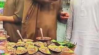 Man making world record of eating pan