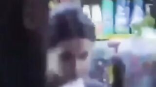 ‏ایک دکان سے آدمی نے روٹی چرائی۔ دکاندار نے آواز دے کر روکا تو گھبرا گیا۔۔????