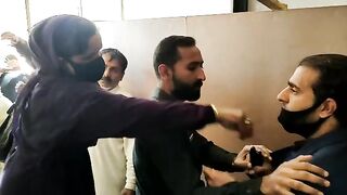 بے نظیر انکم سپورٹ پروگرام سینٹر پرخواتین نے نوجوان کی چھترول کردی
