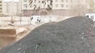 Гигантский магнит собирает металическую стружку.