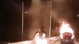 В Малайзии человек несколько минут ходил по дороге, пока горел.