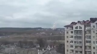 Сообщают, что на видео сбитие стингером вертолета Z армии в Гостомеле.