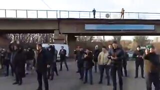 Як реагують російські танки на наших людей