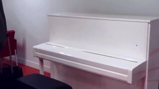 Парень в аэропорту сыграл 10 мелодий за 3 минуты