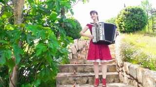 Калинка - Малинка. Русская песня под баян. Поёт и играет - Мариам.