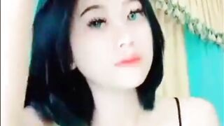 Masih Pakai Tanktop Gadis Cantik Ini Asik Beginih
