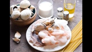 Спагетти с грибами и морепродуктами в сливочном соусе