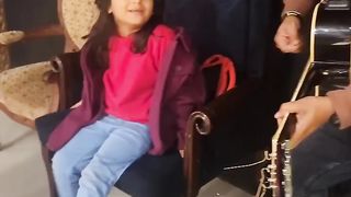 کسی باپ کی بہترین پسوڑی ۔۔۔ بیٹی۔۔۔ پاکستان کے Top Guitarist  نوازکے ساتھ۔