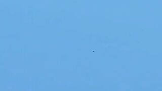 What babar azam play to left hand ?????????.please video per krna