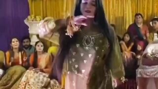 Viral Girl Dance On Mehendi Function