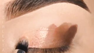 Eyeshadow blending viral trick