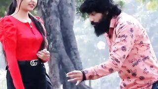 To pakar k hilati rahay best funny video