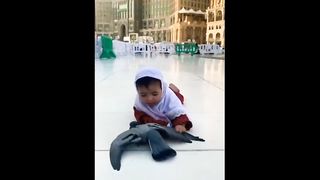 بیت اللہ کے اندر ایک بچی  کبوتر کے ساتھ کھیلتے ہوئے