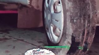 Kar se cake cutting naya style dekho