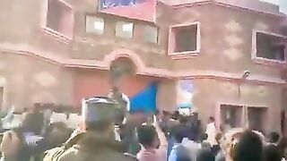 ننکانہ صاحب میں مظاھرین نے توہین مذہب کے ملزم کو قتل کر کے جلا دیا