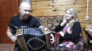 Ах как сердцу хочется. Поют под гармонь Михаил Никулин и Светлана Калачёва. mp4