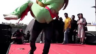 Kriti Sanon and Varun Dhawan Rock The Dance Floor.