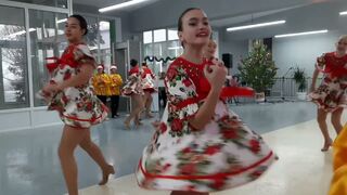 Мариуполь наши коллективы станцевали «девки танцуют пятки горят»