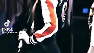 Танец на сцене