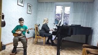 Мальчик хорошо играет)