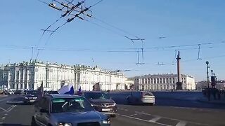 Автопробег в поддержку российских военных прошел в Петербурге